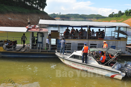 Lực lượng chức năng kiểm tra phương tiện vận tải hành khách tại Cảng Hương Lý, thị trấn Yên Bình, huyện Yên Bình.
